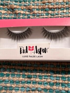 Red Aspen Luxe False Lashes - Black